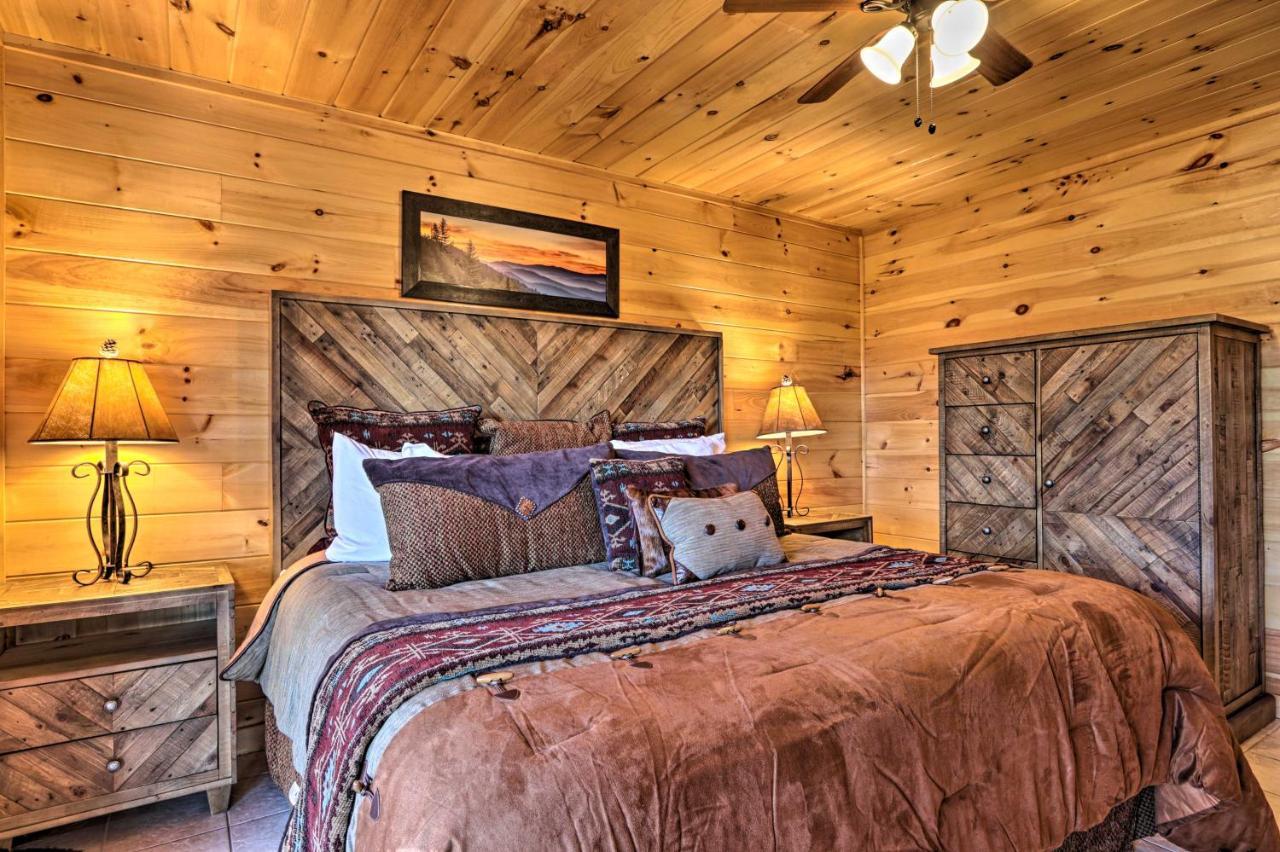 Luxe Cabin With Hot Tub, Theater, Pool Table, Arcade Pigeon Forge Dış mekan fotoğraf
