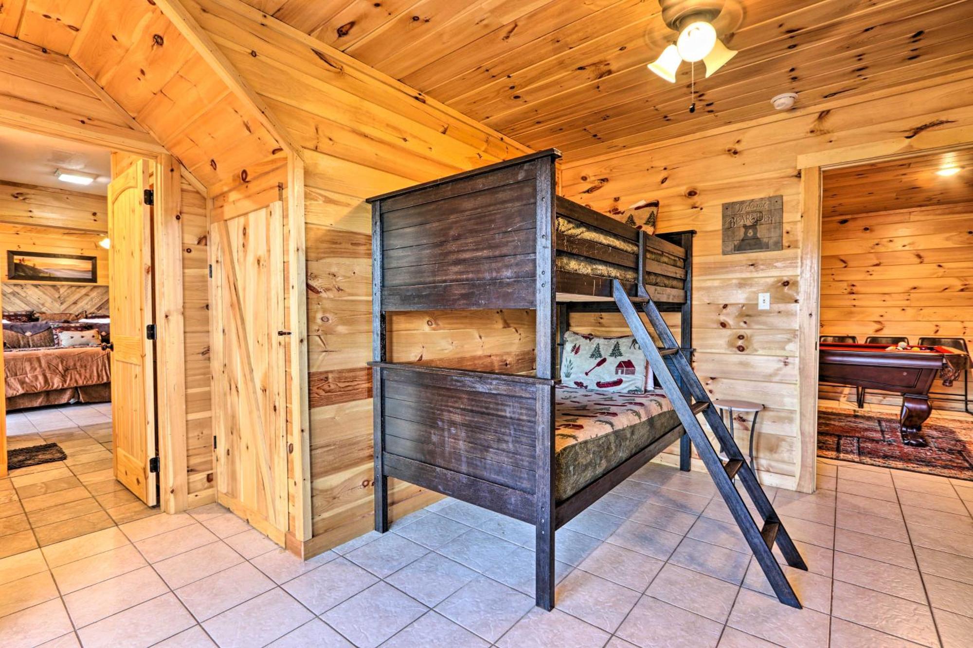 Luxe Cabin With Hot Tub, Theater, Pool Table, Arcade Pigeon Forge Dış mekan fotoğraf