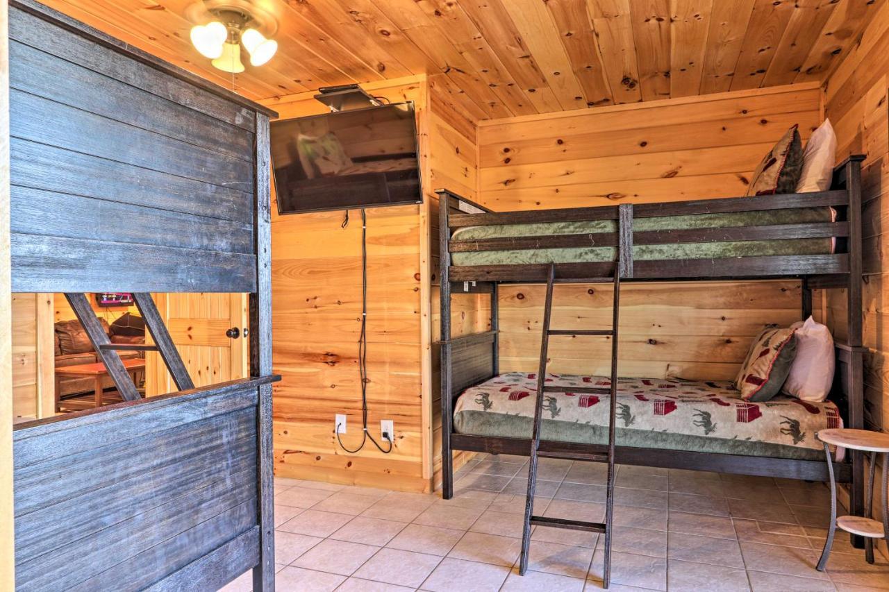 Luxe Cabin With Hot Tub, Theater, Pool Table, Arcade Pigeon Forge Dış mekan fotoğraf