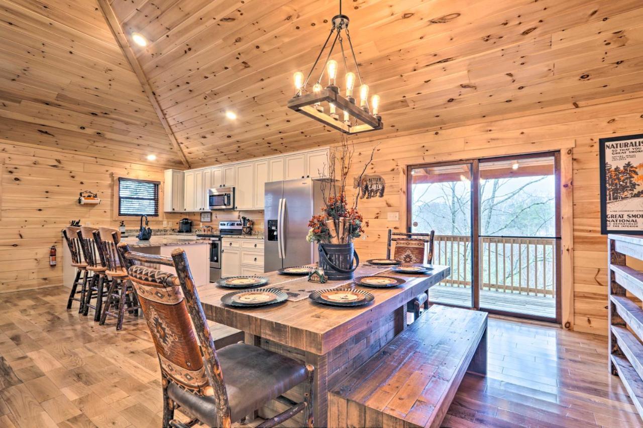 Luxe Cabin With Hot Tub, Theater, Pool Table, Arcade Pigeon Forge Dış mekan fotoğraf