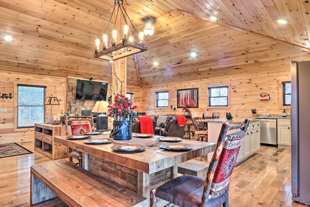 Luxe Cabin With Hot Tub, Theater, Pool Table, Arcade Pigeon Forge Dış mekan fotoğraf